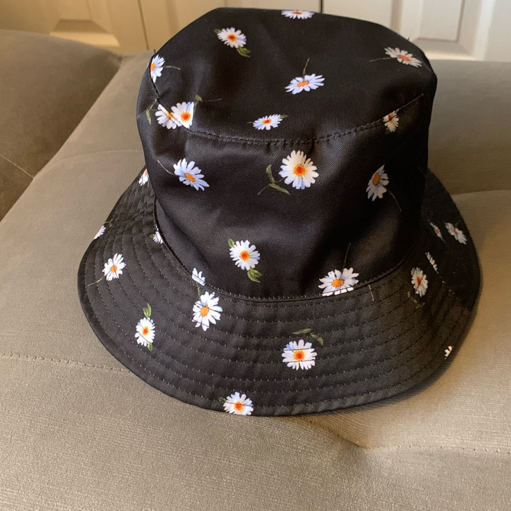 New Alice + Olivia daisy, white reversible bucket hat